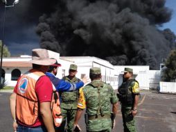 Elementos de la Policía Michoacán, de Protección Civil y Bomberos, trabajan para combatir el siniestro. TWITTER / @pcmichocan