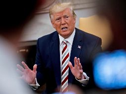 Trump habla con periodistas durante un encuentro bilateral con el presidente de Rumanía, Klaus Iohannis, en el Despacho Oval. AP/A. Harrer