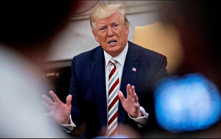 Trump habla con periodistas durante un encuentro bilateral con el presidente de Rumanía, Klaus Iohannis, en el Despacho Oval. AP/A. Harrer