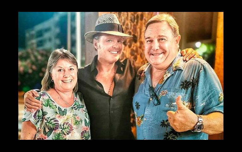 Compartieron una foto donde aparece Luis Miguel acompañado de los padres de Rulli. INSTAGRAM /