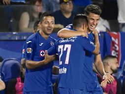 Los elementos del Cruz Azul festejaron efusivamente el primer tanto. AFP