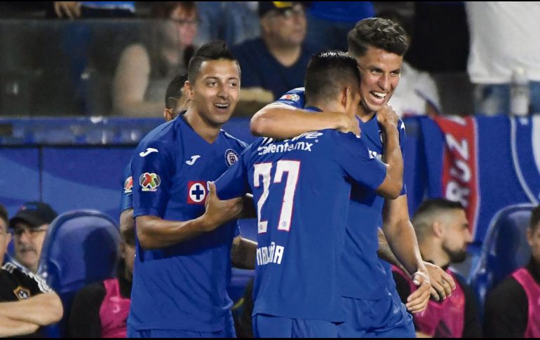 Los elementos del Cruz Azul festejaron efusivamente el primer tanto. AFP