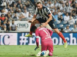 Este choque con Vincent Janssen le dejó un esguince en el cuello a Talavera. IMAGO7