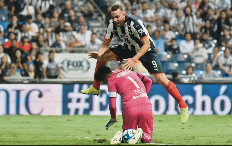Este choque con Vincent Janssen le dejó un esguince en el cuello a Talavera. IMAGO7