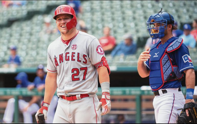 Mike Trout (#27) igualó la marca de  Jeff McNeil, de los Mets, de más cuadrangulares en la presente temporada. AP