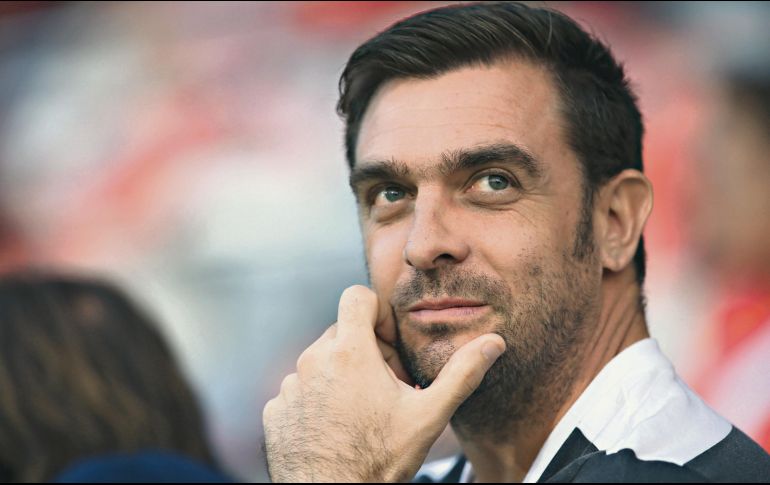 Entre las cábalas de Pablo Guede se encuentra el rociar de agua bendita la banca y plantar ruda alrededor de la cancha. IMAGO7