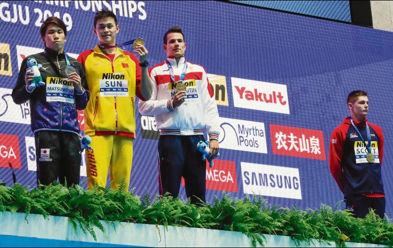 Sun Yang (centro) se encuentra en el ojo del huracán. AP