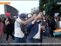 Juan Manuel Jiménez fue agredido mientras hacía una transmisión en vivo durante la manifestación del pasado viernes. TWITTER / @adn40