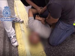 Los agentes localizaron al sospechoso en el metro de Madrid y lo detuvieron mientras grababa a una mujer por debajo de su vestido. ESPECIAL/Policía Nacional española