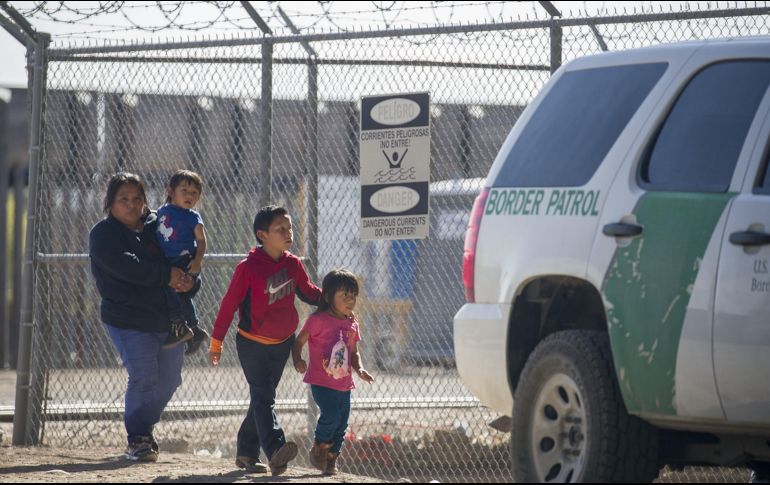 La nueva política, que se implementaría en 60 días, ya no limitará el tiempo que un niño o su familia pueden permanecer bajo custodia de las autoridades migratorias. AFP/ARCHIVO