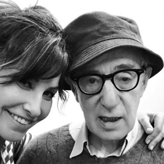 Gina Gershon sale en defensa de Woody Allen