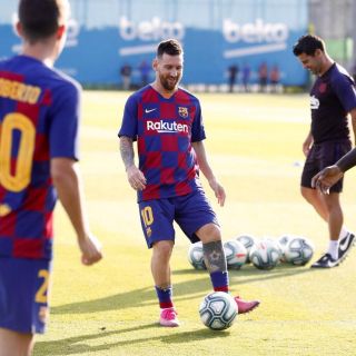 Messi se reincorpora al entrenamiento colectivo del Barcelona