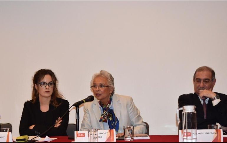 Durante la ceremonia, Sánchez Cordero (c) consideró que en muchas ocasiones la historiografía ignora la participación de la mujer como protagonista del cambio social. TWITTER/@M_OlgaSCordero