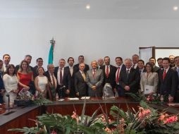 En su cuenta de Twitter, el Mandatario compartió una fotografía con el grupo de empresarios chihuahuenses. TWITTER/@lopezobrador_