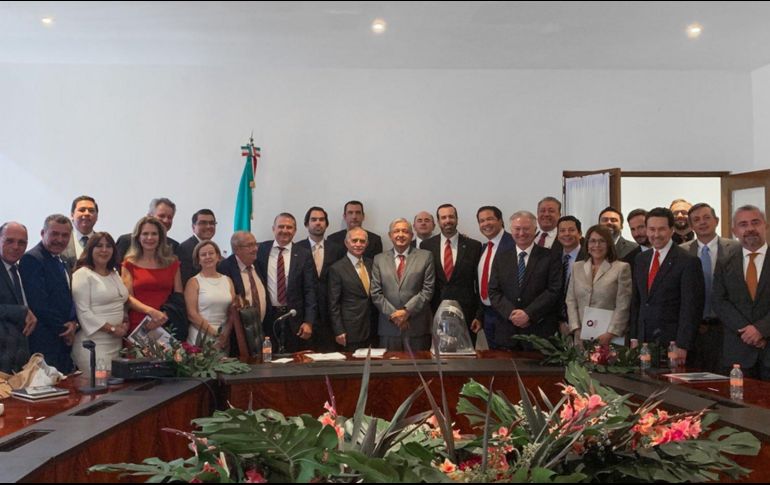 En su cuenta de Twitter, el Mandatario compartió una fotografía con el grupo de empresarios chihuahuenses. TWITTER/@lopezobrador_