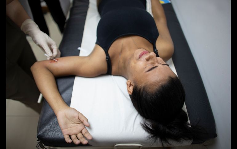 Yorselis Fajardo recibe un implante hormonal para evitar embarazos. La joven de 18 años se convirtió en madre a los 15. AP/A. Cubillos