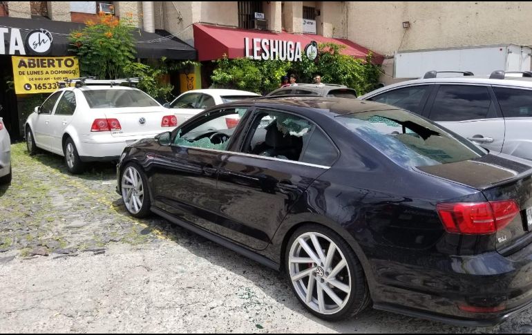 lementos de la corporación y del Estado acudieron al lugar donde localizaron un vehículo sedán negro con numerosos impactos de bala. ESPECIALES/