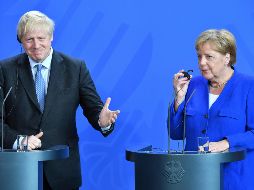 Boris Johnson y Angela Merkel ofrecen una conferencia de prensa tras su encuentro. AP/B. Von Jutrczenka