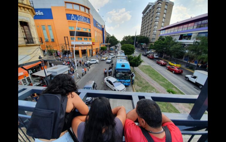 Reportan choque entre Macrobús y vehículo particular