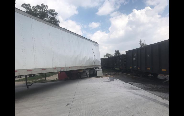 Al parecer, el chofer se percató demasiado tarde que no alcanzaría a pasar y fue impactado por la locomotora, destrozando el frente del torton. ESPECIAL/ Bomberos de Zapopan