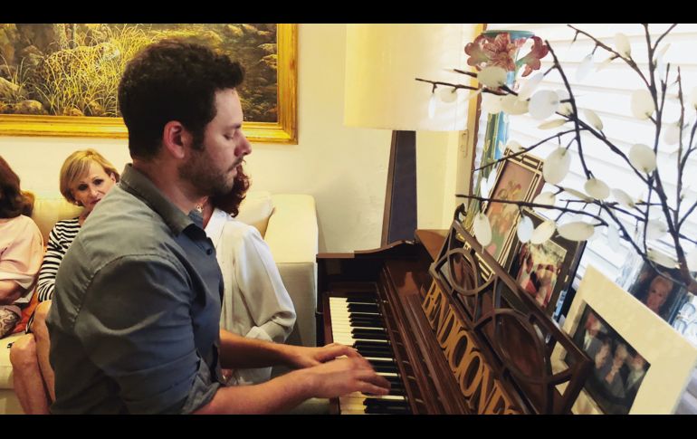 Al piano el cantautor Daniel Chávez. 