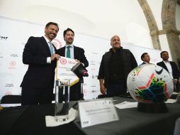 Phillipe Moggio (Concacaf) y Yon de Luisa (Femexfut), en la presentación del torneo que repartirá dos boletos para los próximos Juegos Olímpicos. EL INFORMADOR / F. Atilano