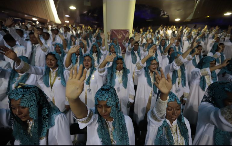 Más de tres mil 500 pastores y diáconos compartieron el pan y el vino a los asistentes. EL INFORMADOR/F. Atilano