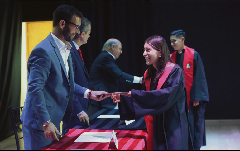Albert Espigares (izquierda) resaltó los resultados de la cantera rojinegra durante el evento de graduación del Instituto Atlas. EL INFORMADOR / F. Atilano
