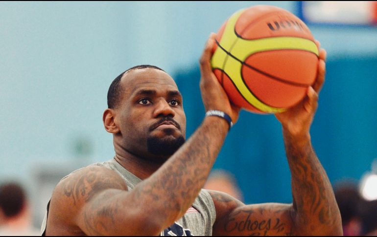 LeBron James está en el grupo de estelares que no jugará el Mundial. AFP