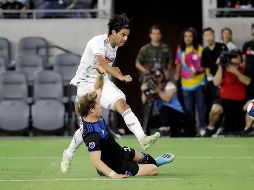 Tras marcar un gol de antología, Vela llegó a las 26 anotaciones, a cinco de la marca que impuso el venezolano Martínez la temporada pasada, con 31 tantos. AP / M. J. Sanchez