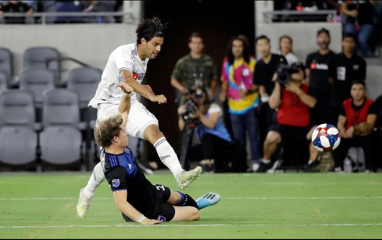 Tras marcar un gol de antología, Vela llegó a las 26 anotaciones, a cinco de la marca que impuso el venezolano Martínez la temporada pasada, con 31 tantos. AP / M. J. Sanchez