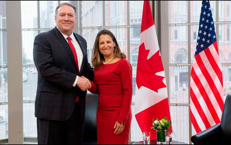 Pompeo (i) se reunió hoy en Canadá con el primer ministro de ese país, Justin Trudeau, y la ministra de Asuntos Exteriores, Chrystia Freeland (d). AFP/S. Jean