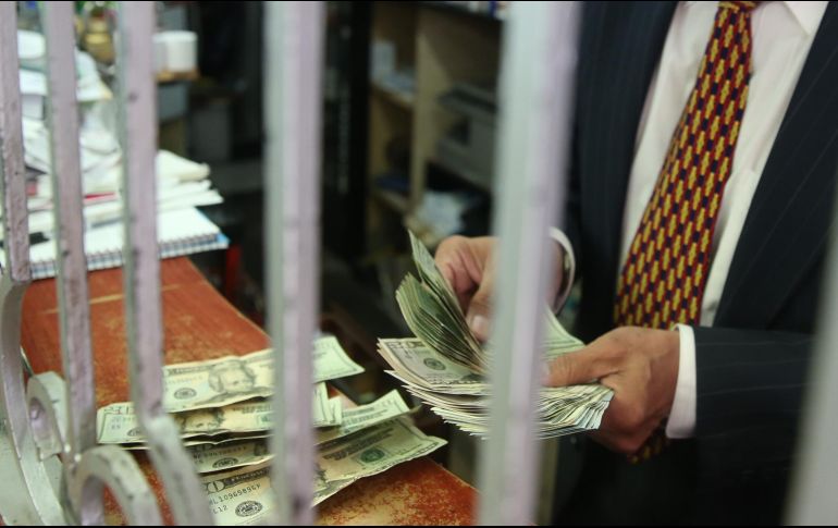 Este jueves, la divisa se compró en un precio mínimo 18.55 pesos. EL INFORMADOR/ARCHIVO