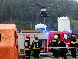 Tras la tragedia se activó una operación de rescate, aunque la inclemencia del tiempo dificultó las labores de los bomberos y paramédicos. EFE/G. Momot