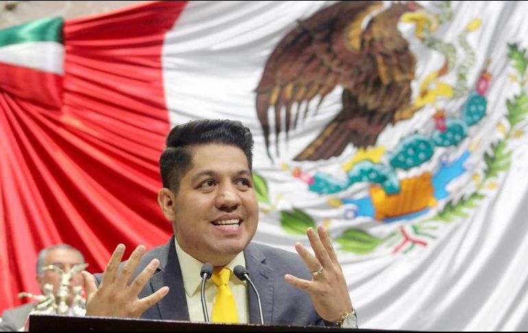 Reyes Carmona renunció junto con otros ocho legisladores al sol azteca y formaron una bancada de diputados sin partido, pero hoy anuncia su adhesión a Morena. TWITTER/@EmmanuelReyesC