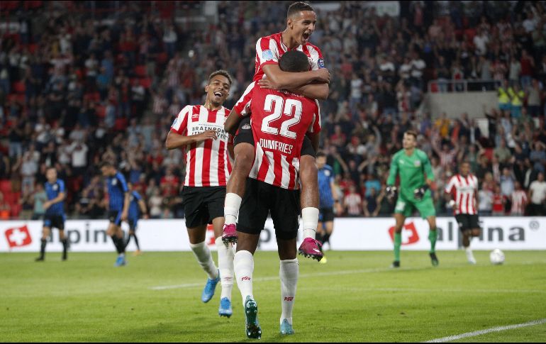 Después de una primera mitad en la que le costó hacerse presente en el marcador, sólo fue cuestión de tiempo para que el PSV se encaminara al triunfo. EFE/J. Putmans