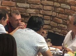Un ferviente seguidor del Guadalajara consignó la reunión. ESPECIAL/J. Moreno