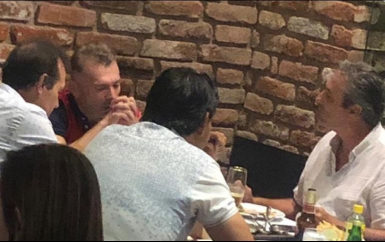 Un ferviente seguidor del Guadalajara consignó la reunión. ESPECIAL/J. Moreno