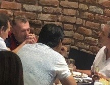 Un ferviente seguidor del Guadalajara consignó la reunión. ESPECIAL/J. Moreno