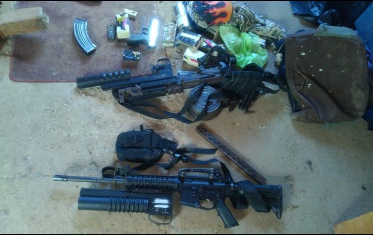 Fueron decomisadas armas cortas y largas, además de granadas y municiones. ESPECIAL/Policía de Tlaquepaque
