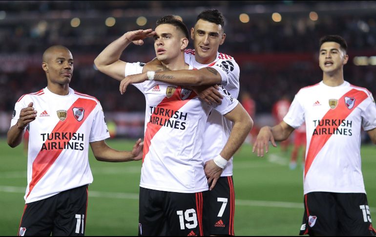 Rafael Santos Borré (19) celebra la anotación definitiva del partido. EFE/J. Roncoroni