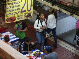 La directora del InMujeresGDL, Alicia Ocampo, invitó a los locatarios a formar parte del programa Espacios Libres de Acoso. EL INFORMADOR/Archivo