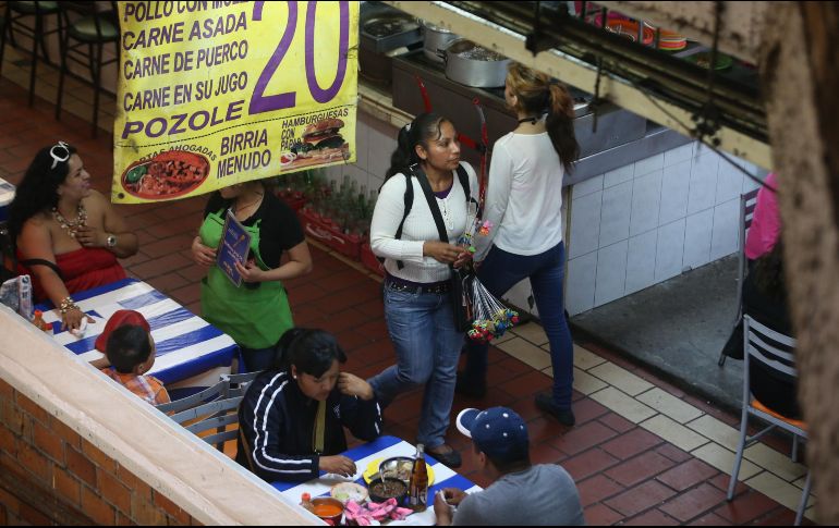 La directora del InMujeresGDL, Alicia Ocampo, invitó a los locatarios a formar parte del programa Espacios Libres de Acoso. EL INFORMADOR/Archivo