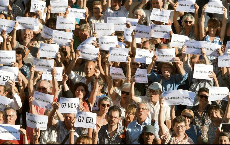 Miles de franceses reclaman al G7 el paupérrimo plan de emergencia en la Amazonía. AP