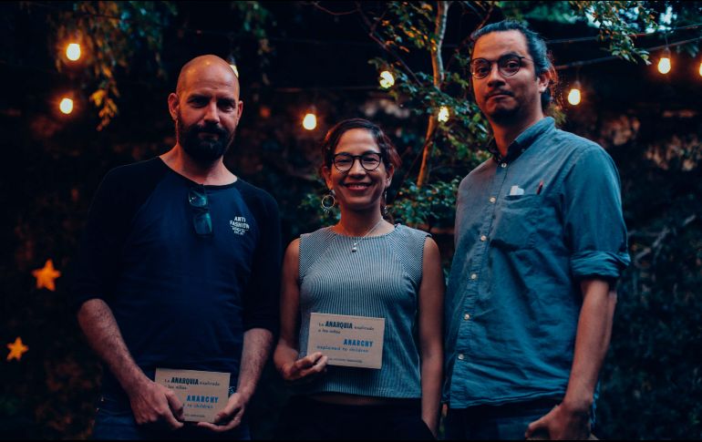 Raúl Torres, Ana Luelmo y Carlos Armenta presentaron el libro “La anarquía explicada a los niños”. EL INFORMADOR/G. Gallo
