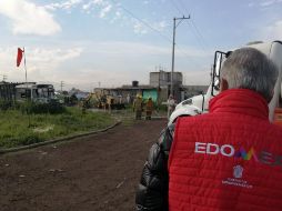 Personal de Pemex mantiene un cerco de seguridad de 300 metros y realiza trabajos de reparación. TWITTER / @LUISFELIPE_P