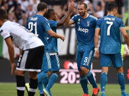 Con un solitario gol de Giorgio Chiellini (#3), el conjunto inició la defensa de su título con el pie derecho. AFP / M. Bertorello