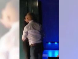 Luego de unos segundos del video, se puede observar como el sujeto se abalanza contra la mujer y la acorrala, por lo que las personas empiezan a gritar para que el hombre se aleje de ella. ESPECIAL/ @EnGuadalajara