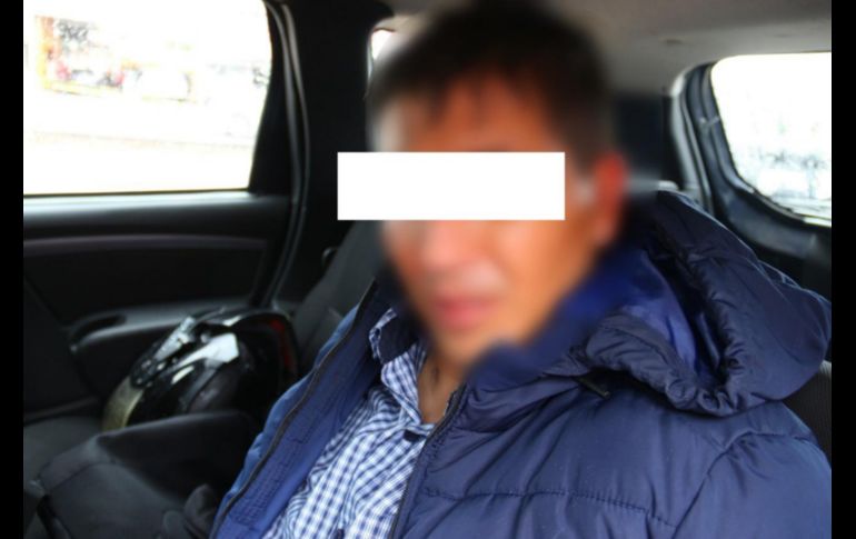 Tras una revisión conforme a protocolo, se le localizaron unas pinzas, conocidas como “cizallas”, monedas, más de 20 relojes, una docena de lentes y un arma de fuego calibre 22 con siete tiros útiles, todo valuado por la parte afectada en 100 mil pesos. ESPECIAL/ Policía de Guadalajara