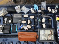 Tras una revisión conforme a protocolo, se le localizaron unas pinzas, conocidas como “cizallas”, monedas, más de 20 relojes, una docena de lentes y un arma de fuego calibre 22 con siete tiros útiles, todo valuado por la parte afectada en 100 mil pesos. ESPECIAL/ Policía de Guadalajara